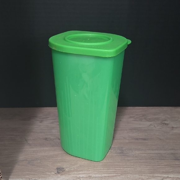 Tupperware Green 5058A and 5059A - 1.5L - Fresh n' Cool - Food Storage - Picture 1 of 7